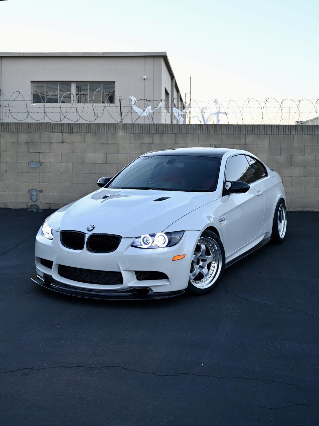 2008款宝马M3 (E92) 白色双门跑车 后视45度角