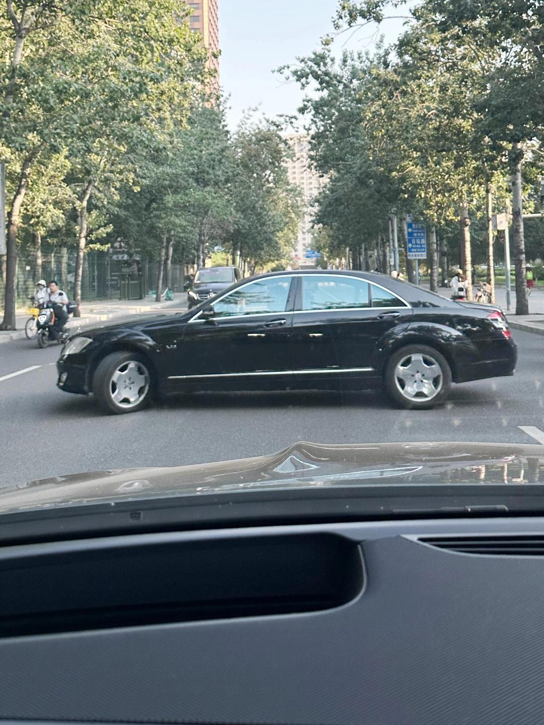 奔驰S500 (W221) 45度角正面图(无车牌)